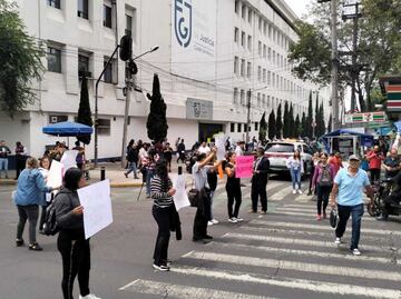 Trabajadores periciales del Tribunal Superior de Justicia de CDMX realizan bloqueo frente al búnker de Fiscalía; exigen pagos de retroactivos
