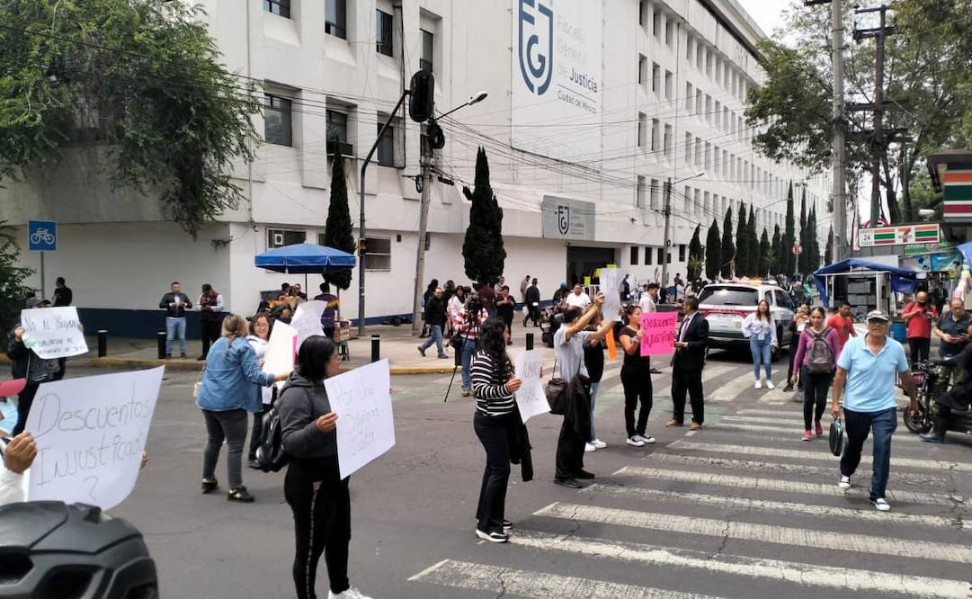 Trabajadores de periciales del TSJCDMX bloquearon la vialidad frente al búnker de la Fiscalía (12/06/2025). Foto: Especial