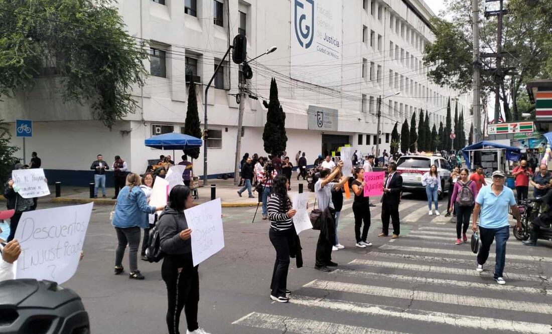 Trabajadores de periciales del TSJCDMX bloquearon la vialidad frente al búnker de la Fiscalía (12/06/2025). Foto: Especial