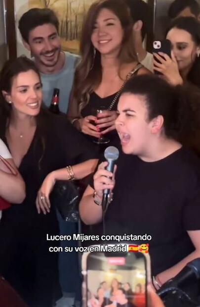 Lucero pone el ambiente durante velada en cantabar en Madrid.
