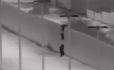 Captan momento cuando lanzan a 3 niños migrantes sobre muro fronterizo 