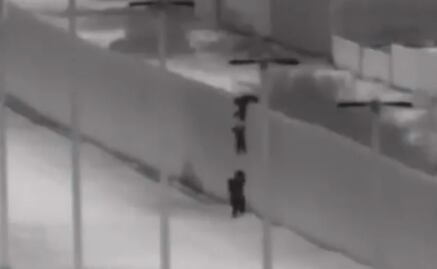 Captan momento cuando lanzan a 3 niños migrantes sobre muro fronterizo 