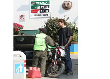 Suben de precio litro de combustible en gasolinera de Peralvillo
