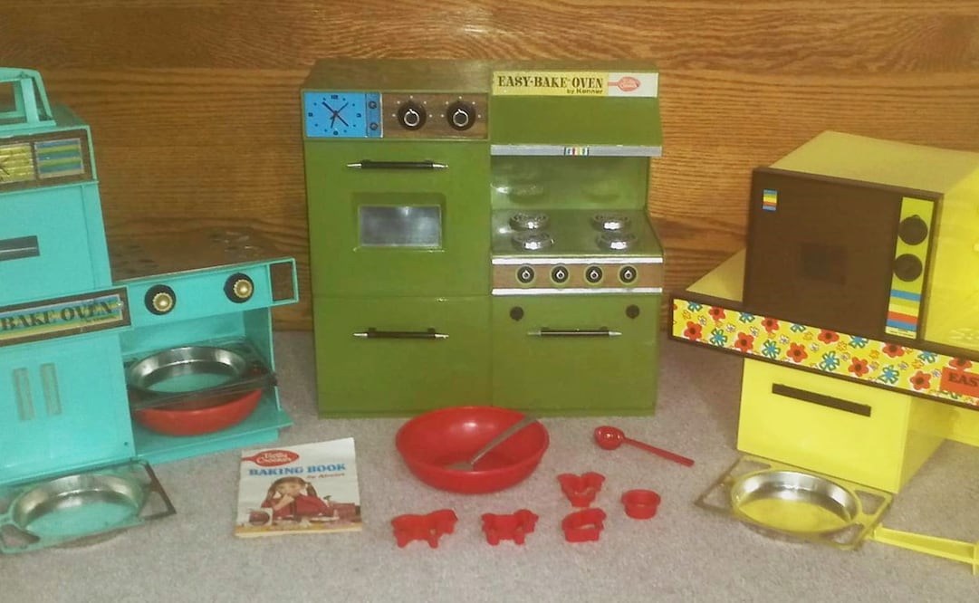 Diferentes versiones del Easy-Bake Oven de la juguetera Kenner, siendo uno de los primeros juguetes en asemejarse a la vida doméstica. Foto: Wikimedia Commons.