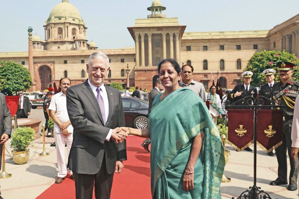 La ministra de Defensa india, Nirmala Sitharaman (der.), da la bienvenida a su par estadounidense James Mattis, quien llegó ayer a Nueva Delhi (RAJAT GUPTA. EFE)