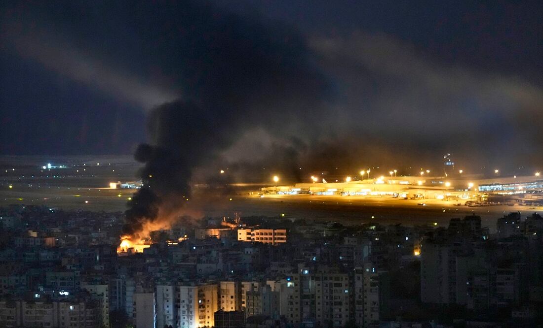 Llamas y humo se elevan durante un ataque aéreo israelí, como se ve al fondo el aeropuerto internacional Rafik Hariri, en el suburbio sur de Beirut, Líbano, el domingo 20 de octubre de 2024. Foto: AP