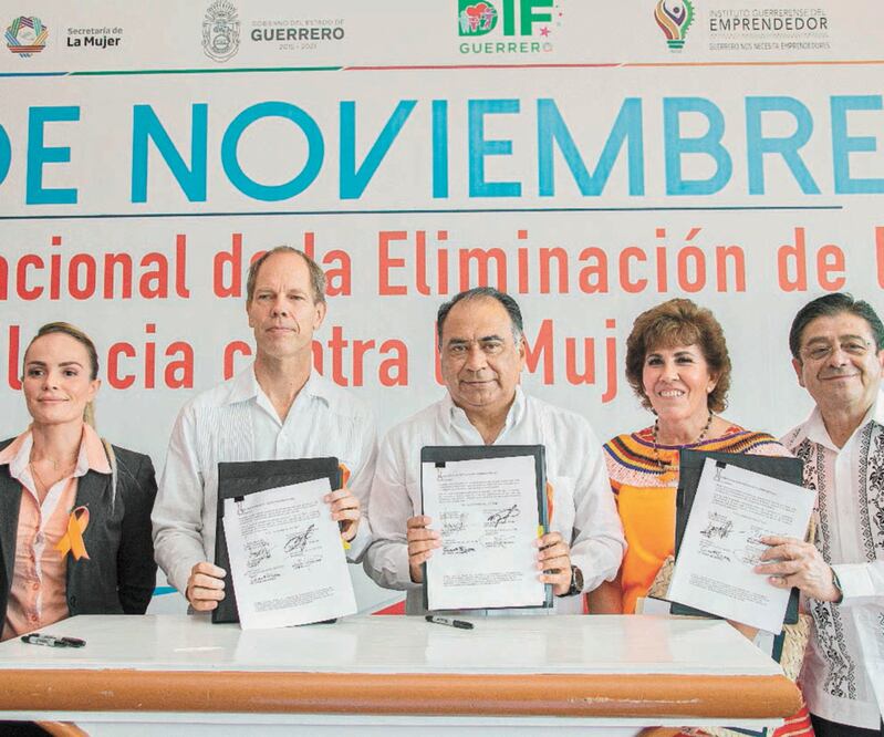El representante de la Unicef en México, Christian Skoog (izq.), el gobernador del estado, Héctor Astudillo (centro), así como la presidenta del DIF, Mercedes Calvo (der.), durante la firma del convenio de colaboración.