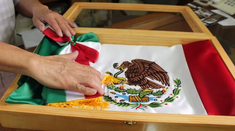 El local con más de un siglo de vender banderas