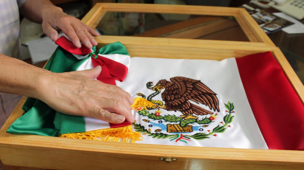 El local con más de un siglo de vender banderas