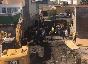 Arrestan a dos por derrumbe de barda en Coyoacán