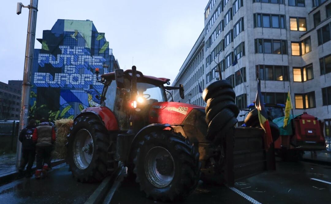 Tractores llegan al barrio europeo durante una protesta agraria antes de una reunión de ministros de agricultura de la UE en Bruselas, el lunes 26 de febrero de 2024. Foto: AP