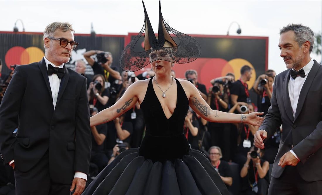 El actor estadounidense Joaquin Phoenix, la cantante y actriz estadounidense Lady Gaga y el director estadounidense Todd Phillips llegan para el estreno de "Joker: Folie a Deux" en la 81ª edición anual del Festival de Cine de Venecia.