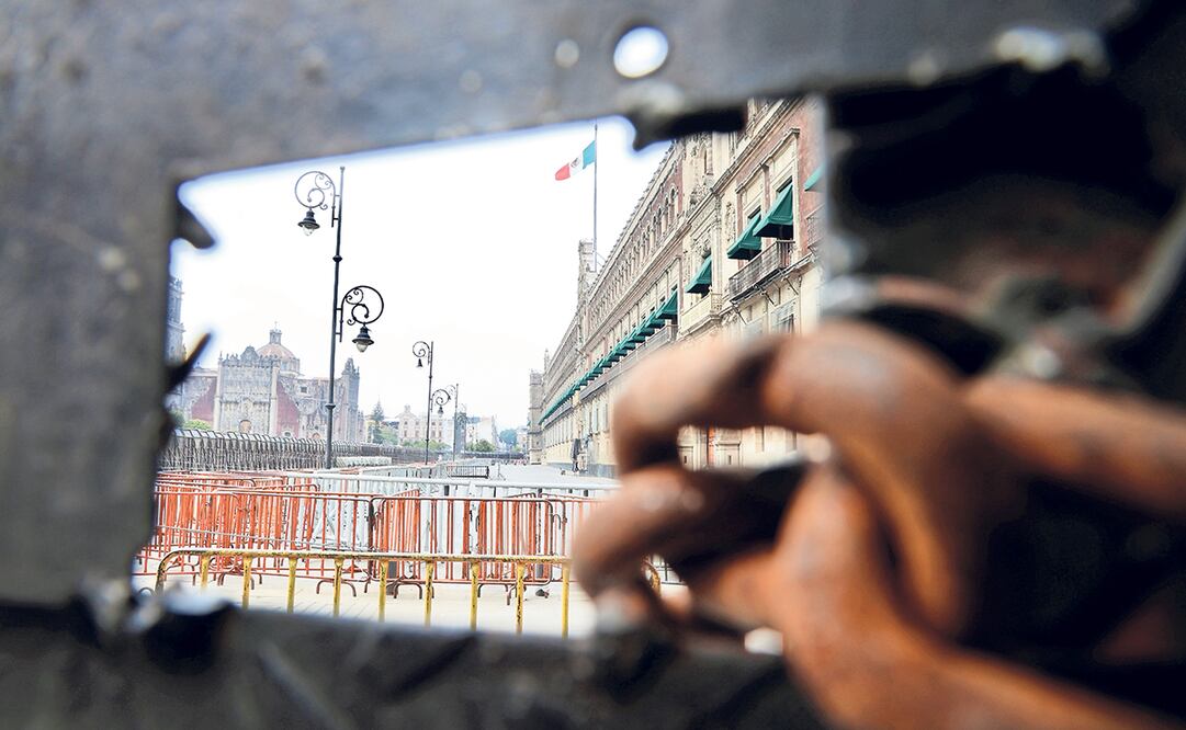 Vallas metálicas rodean el Palacio Nacional, ante la marcha de hoy y el plantón que anunciaron los padres de los normalistas desaparecidos. Foto: Valente Rosas | El Universal