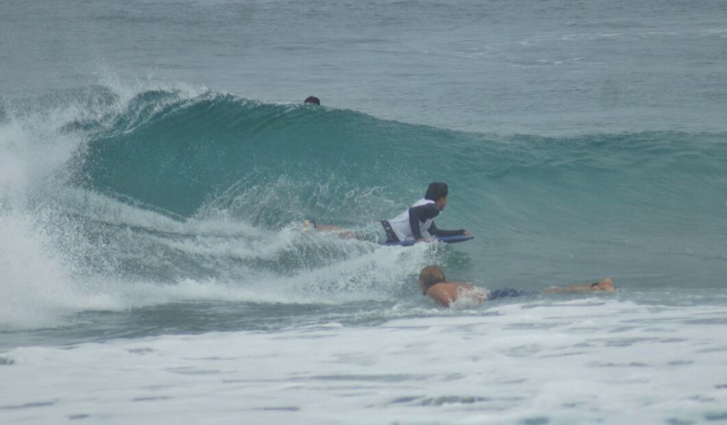 Pese a restricciones de no nadar en Playa Zicatela, surfistas se adentran al mar ante el elevado oleaje provocado por el huracán Erick que se encuentra frente a las costas de Oaxaca, el miércoles 18 de junio de 2025. Foto: Edwin Hernández/EL UNIVERSAL