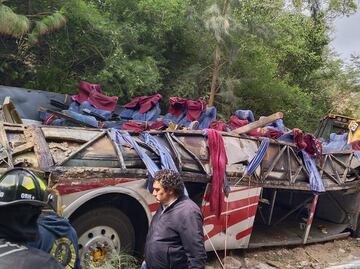 Lista de lesionados y fallecidos tras caer autobús en barranco de Magdalena Peñasco, Oaxaca