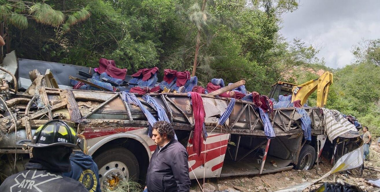TLAXIACO, OAXACA, 05JULIO2023.- Durante las primeras horas de este miércoles un autobús de pasajeros que salió de la Ciudad de México con rumbo a Chalcatongo de Hidalgo, Oaxaca volcó y cayó al río que se encuentra detrás de la iglesia de Magdalena Peñasco FOTO: CUARTOSCURO.COM