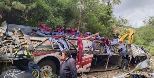 Lista de lesionados y fallecidos tras caer autobús en barranco de Magdalena Peñasco, Oaxaca