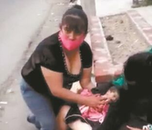 Mujer da a luz en la calle; acusa que hospital la rechazó