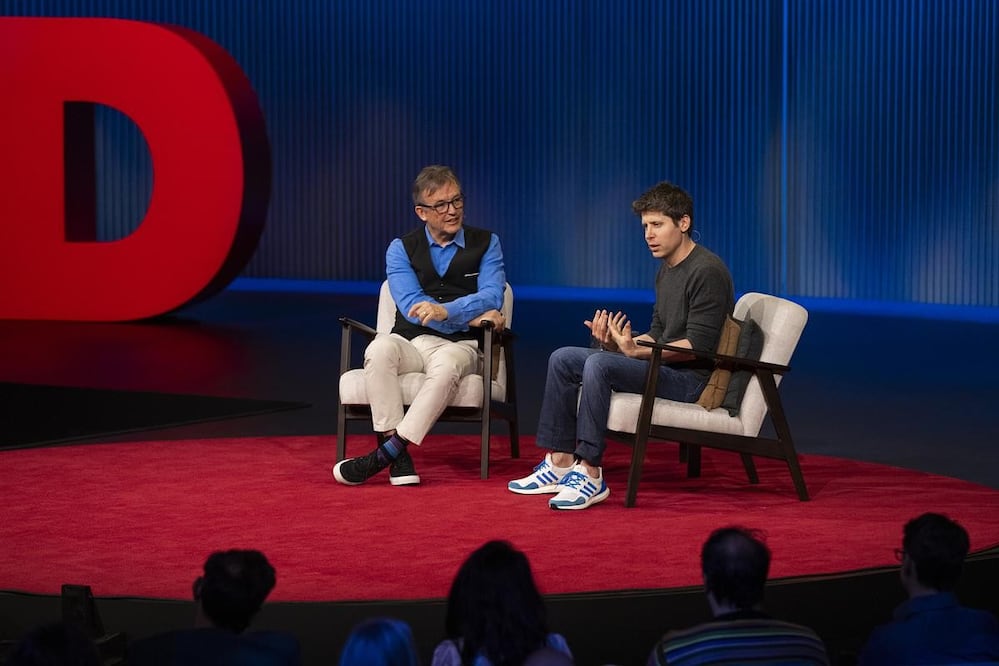 Chris Anderson, curador de TED, entrevista a Sam Altman, CEO de OpenAI, durante una de las sesiones más esperadas de TED 2025 en Vancouver. En un diálogo que osciló entre el asombro tecnológico y la inquietud ética, ambos exploraron los retos de la inteligencia artificial en una era que exige, más que nunca, reimaginar lo humano. Fotografía: Jason Redmond / TED