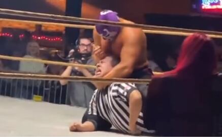 VIDEO: Luchador apuñala y sangra a réferi durante una función