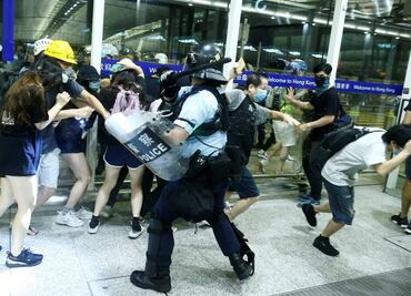 Policía usa gas pimienta contra manifestantes en aeropuerto de Hong Kong