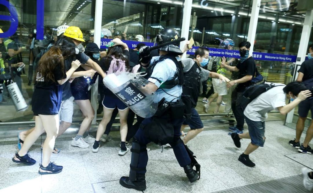Policía dispersa a manifestantes en aeropuerto de Hong Kong (Foto: Reuters)