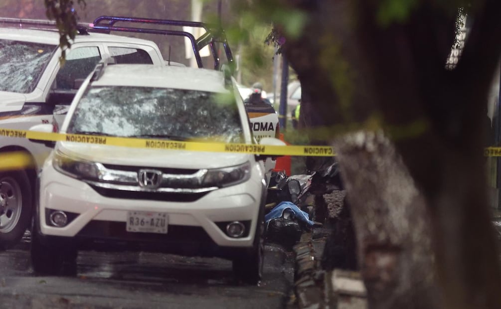 Asesinan a un hombre que viajaba en una motocicleta sobre la calle Frontera esquina con avenida Chapultepec, en la colonia Roma Norte. | Foto: Valente Rosas.
