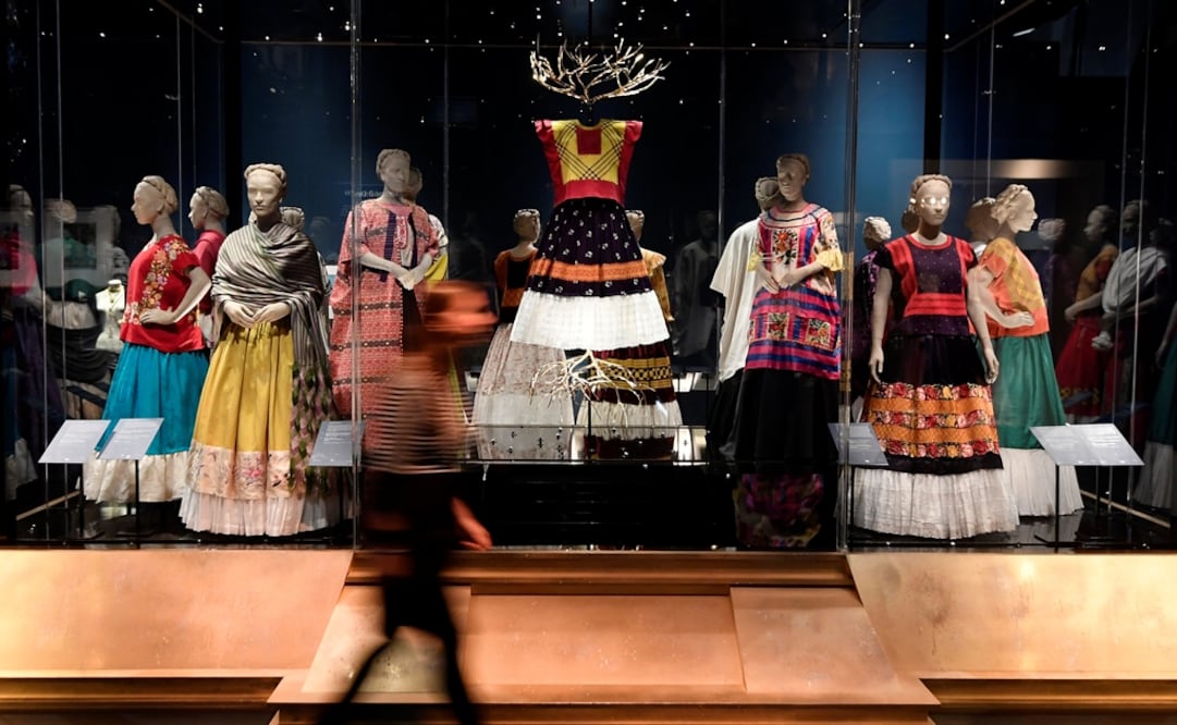 El Victoria and Albert Museum recibe la exposición "Frida Kahlo: Making Her Self Up". Foto: REUTERS/Toby Melville