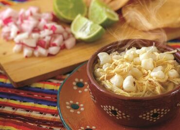 Prepara pozole con la receta del chef Aquiles Chávez