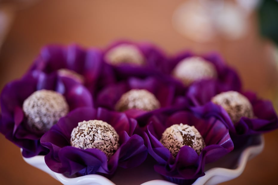 Puedes agregarle chispas de chocolate o ralladura de coco a tus trufas. Foto: Pexels