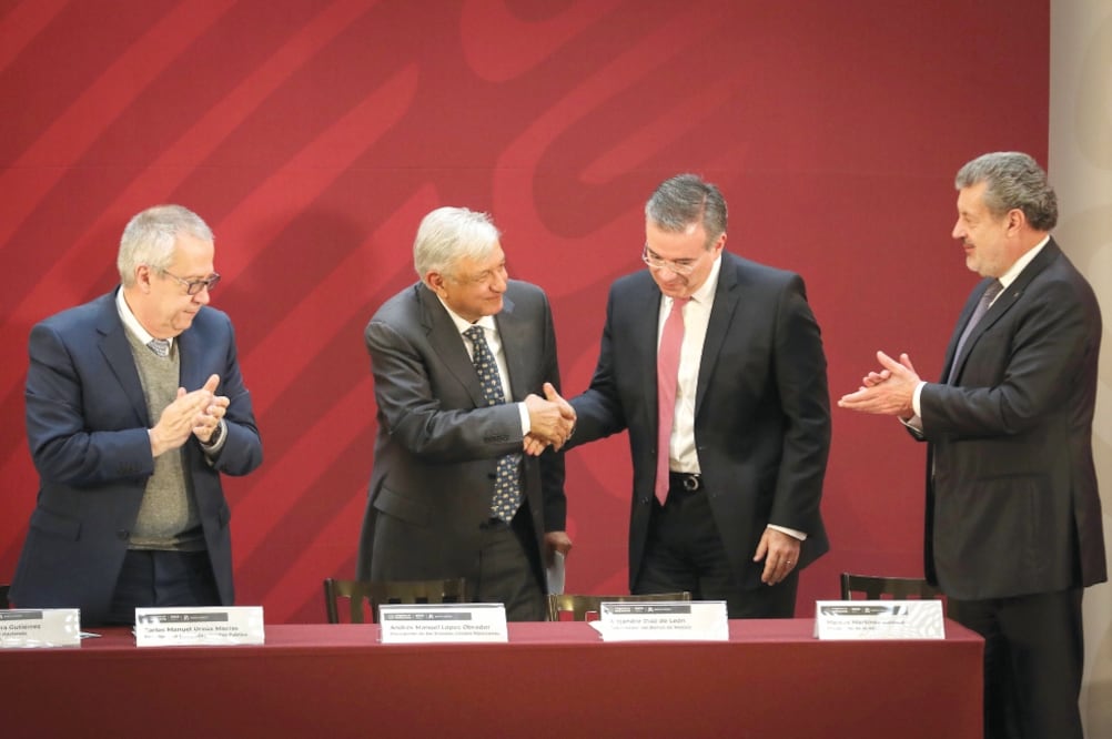 Carlos Urzúa, titular de la SHCP; Andrés Manuel López Obrador, presidente de México; Alejandro Díaz de León, gobernador del Banco de México, y Marcos Martínez Gavica, presidente de Asociación de Bancos de México. (JUAN CARLOS REYES. EL UNIVERSAL)