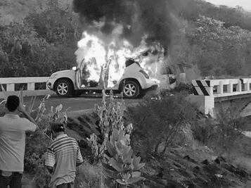 Bloquean carreteras contra operativo policial