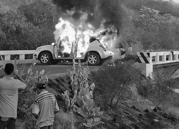 Bloquean carreteras contra operativo policial