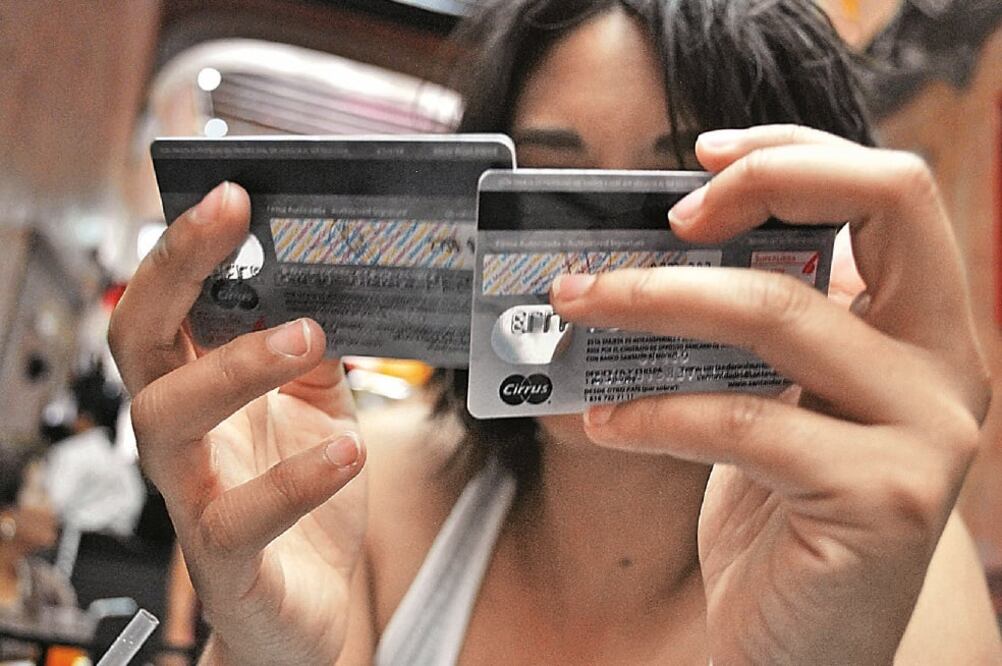 Si tienes diversas tarjetas y es difícil cubrir los pagos, una opción que sugieren expertos es usar una tarjeta de transferencia de deuda, un plástico al que vas a enviar los adeudos que tengas con todas las instituciones bancarias (ARCHIVO EL UNIVERSAL)