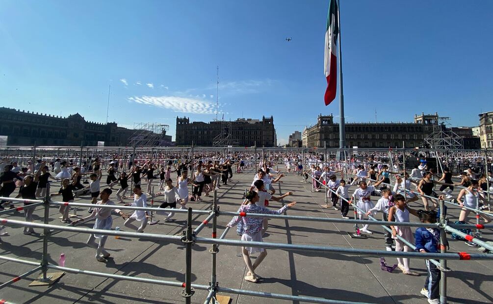 Clase masiva de ballet en el Zócalo de la CDMX. Foto: Alberto Acosta