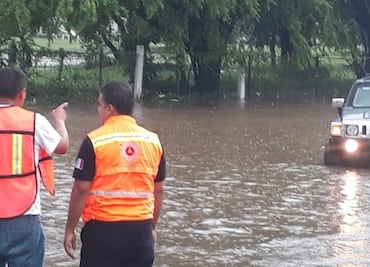 “Narda” deja inundaciones en Lázaro Cárdenas, Michoacán