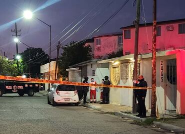 Localizan los cuerpos de 2 hombres en diferentes lugares de Culiacán; hallan fusil automático y equipo táctico en un automóvil