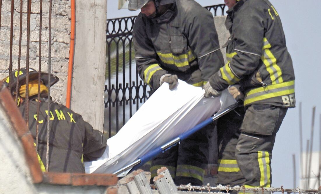 Bomberos encontraron sin vida al padre dentro del baño y al pequeño junto a su madre en la recámara; en el lugar se dio a conocer que la mujer tenía cuatro meses de embarazo. JUAN MARTÍNEZ. EL UNIVERSAL