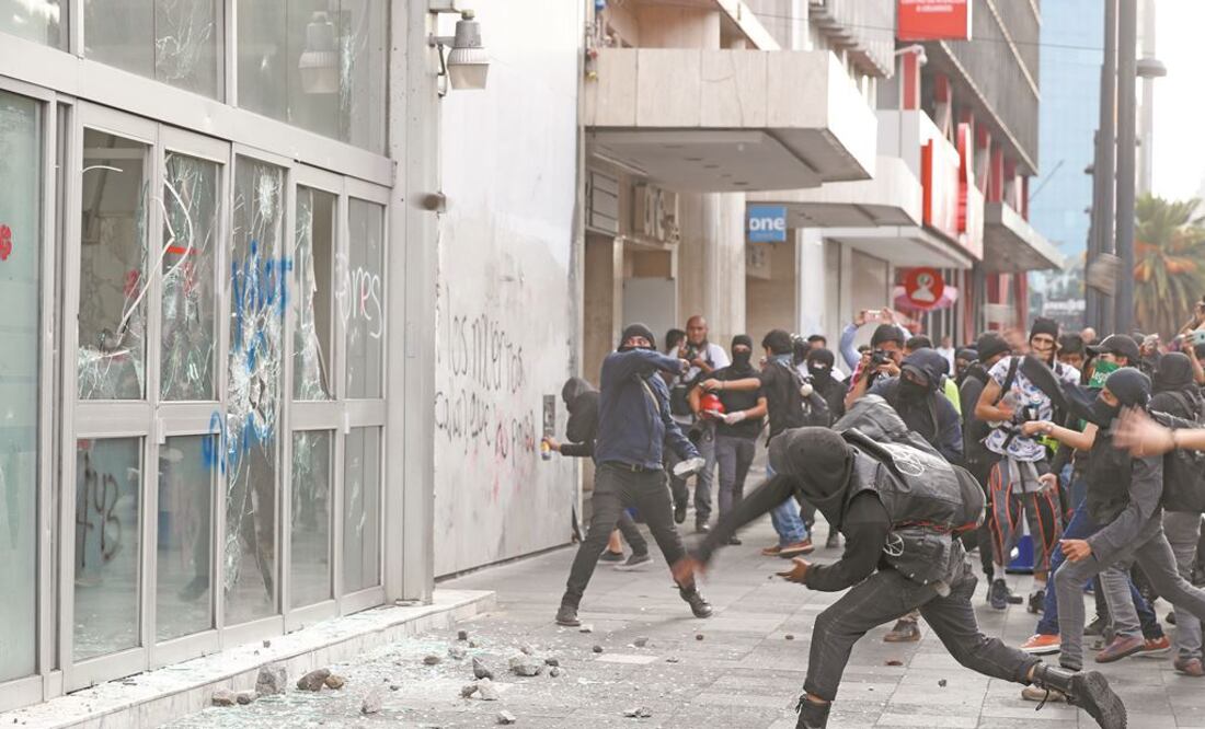 Los denominados anarquistas realizaron desmanes mientras los demás manifestantes se resguardaban, pues los agresores reventaban aparadores y ventanas con palos, martillos y rocas. VALENTE ROSAS. EL UNIVERSAL