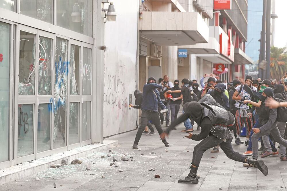 Los denominados anarquistas realizaron desmanes mientras los demás manifestantes se resguardaban, pues los agresores reventaban aparadores y ventanas con palos, martillos y rocas. VALENTE ROSAS. EL UNIVERSAL