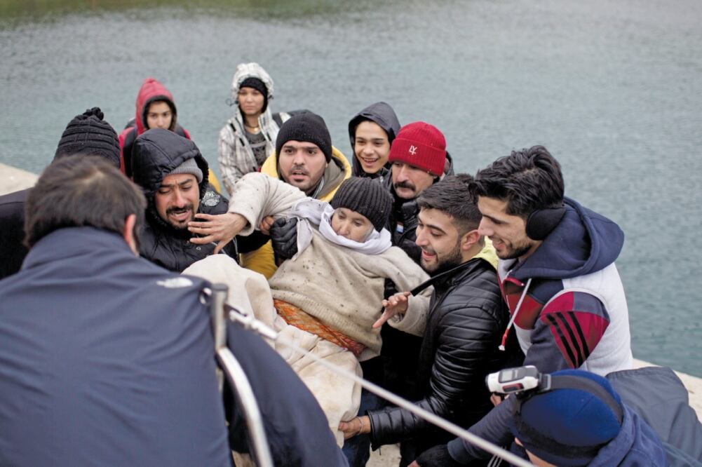 Migrantes siguen llegando a Grecia rumbo al centro de Europa, pese a las bajas temperaturas. En la foto, arriban a la isla de Pasas (PETROS GIANNAKOURIS. AP)