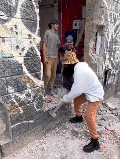 El particular pedido de dos mujeres a unos obreros. Fuente: Captura video