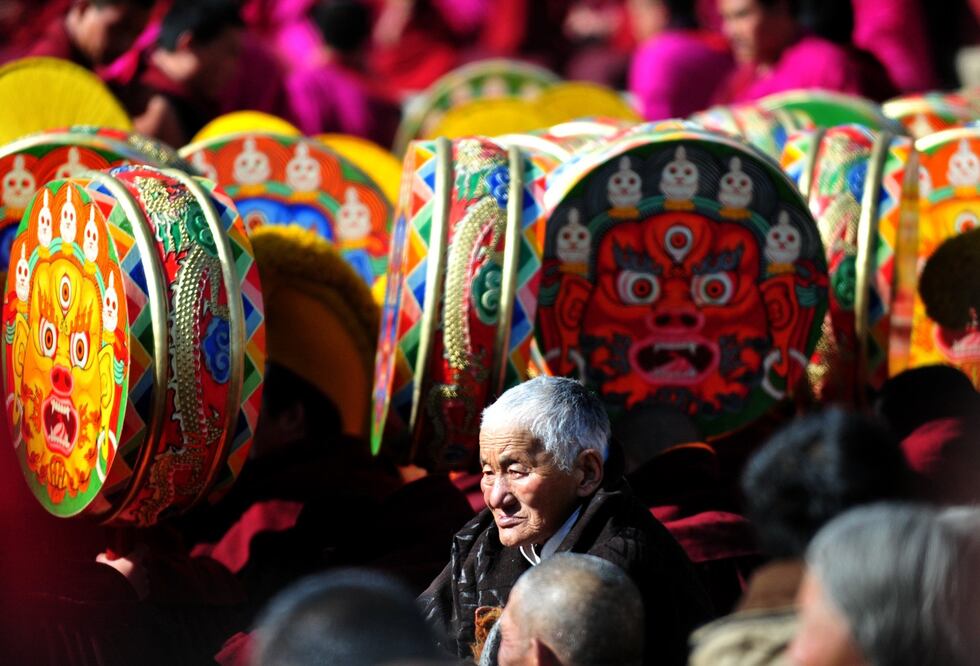Un tibetano observa una presentación en el Monasterio Labrang. (Foto: Xinhua)