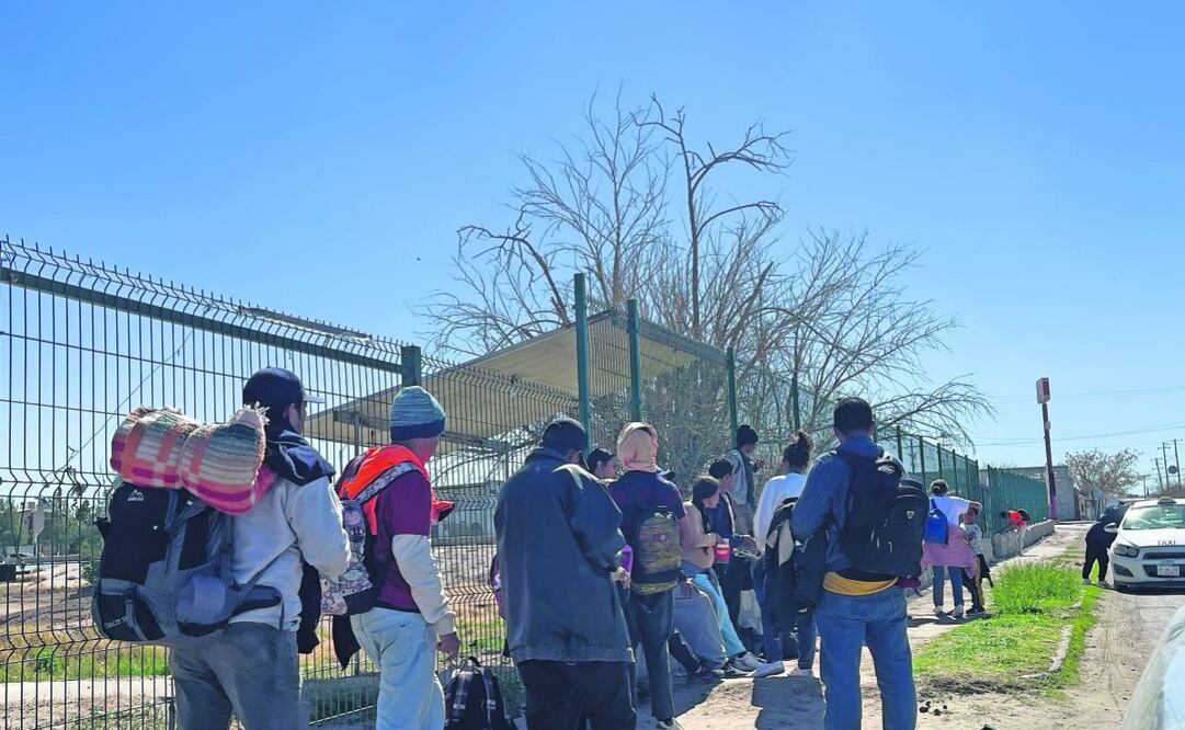 Algunos migrantes dejan el campamento instalado por el INM y esperan a las afueras taxis que los lleven a la puerta 36 para entregarse a las autoridades. Foto: Paola Gamboa | El Universal