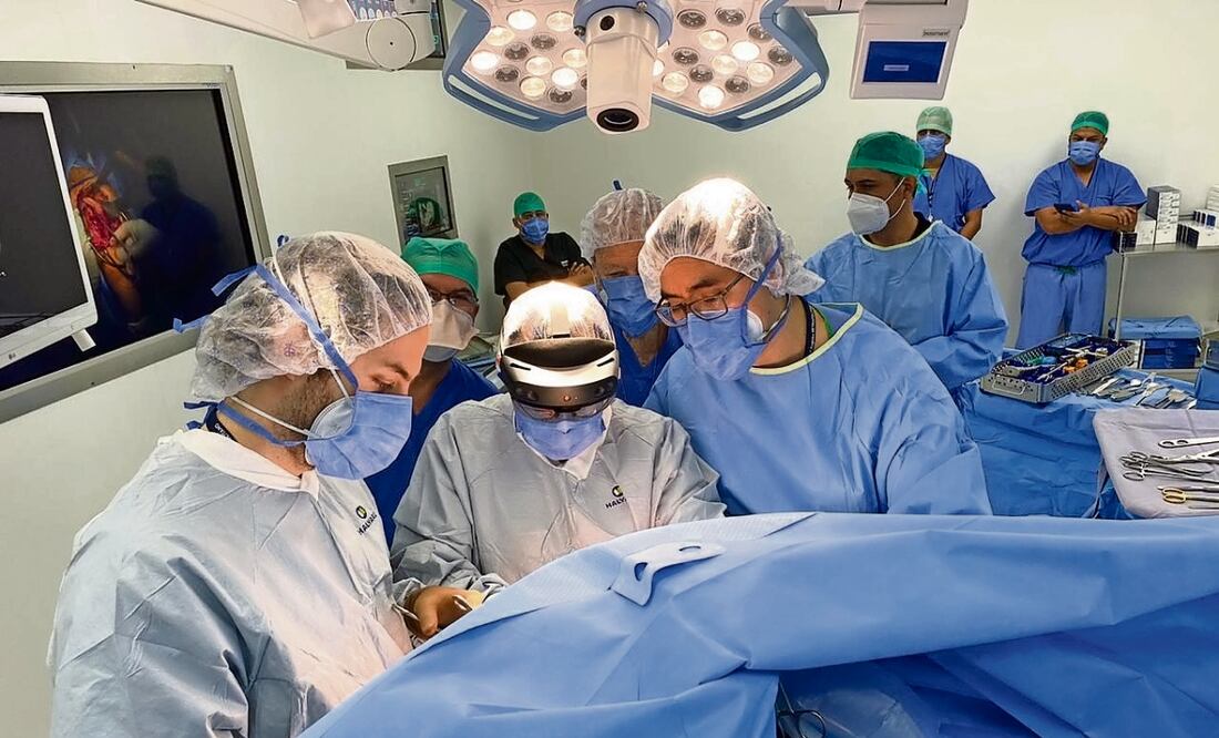 En 2020 el doctor Michell Ruiz Suárez, cirujano ortopedista, hizo la primera cirugía de “realidad mixta” con la participación de colegas de Brasil y Francia. Foto: Paola Reyes EL UNIVERSAL