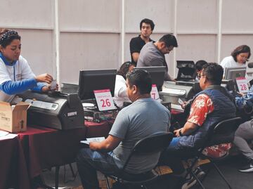 Madrugan y estudian para obtener licencia