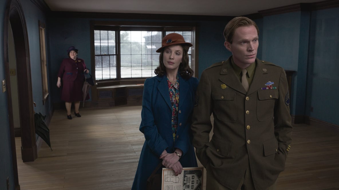 En la escena Kelly Reilly, quien interpreta a Rose, y Paul Bettany, quien interpreta a Al Young, su marido/ Especial