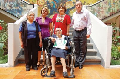 Dan reconocimiento a mujer de 105 años