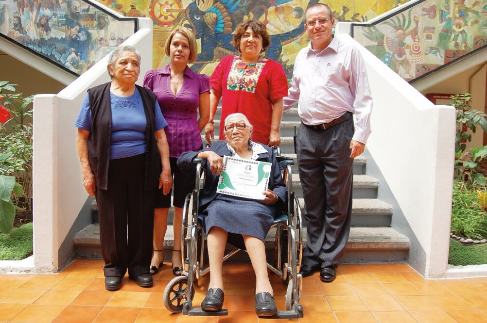 La familia de doña Natalia se acercó a las autoridades delegacionales para que estas pudieran reconocerle sus años de vida y experiencia (ESPECIAL)