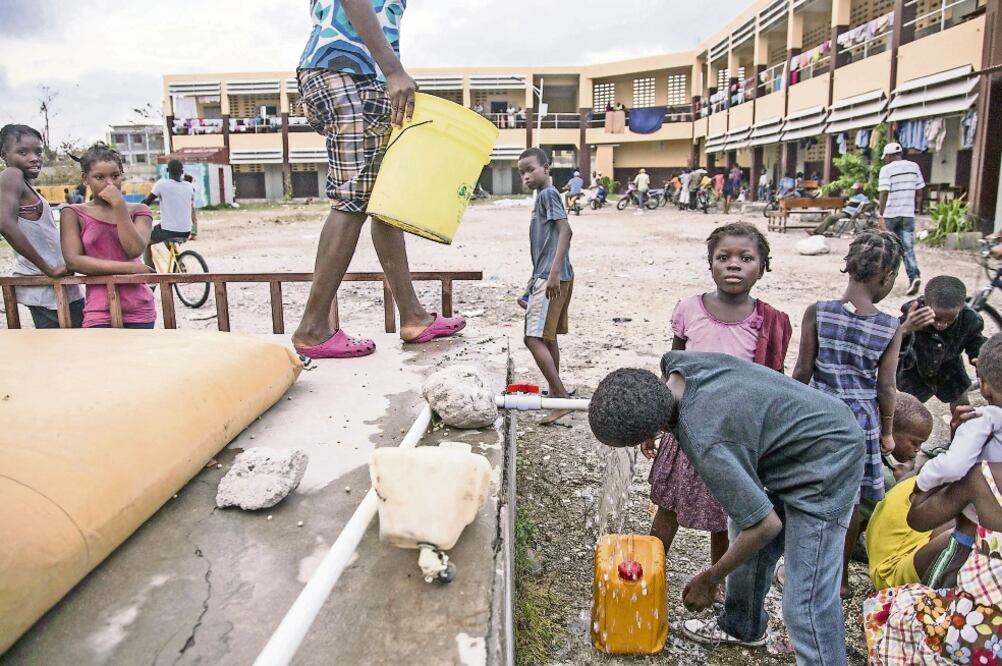 Haitianos se refugian en una escuela después de perder sus casas por el paso del huracán Matthew . La ONU informó que el fenómeno meteorológico afectó de forma severa Grand Anse y Sur, y las ciudades de Jeremie y Les Cayes (XINHUA)